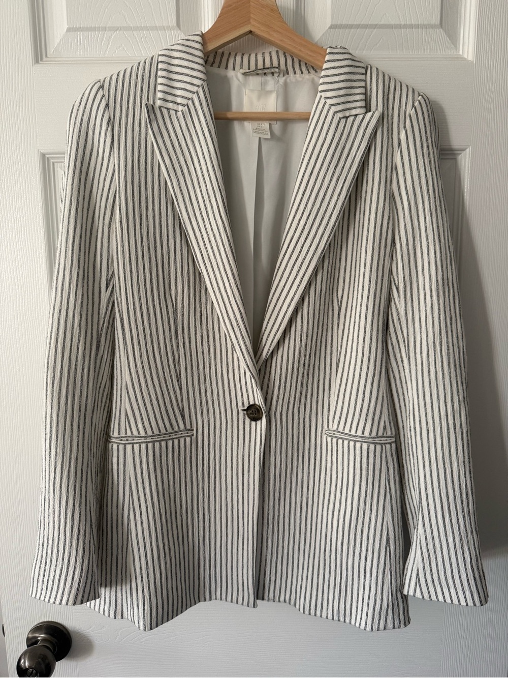 86. H&M WHITE BLAZER WITH BLACK PINSTRIPES SZ 2